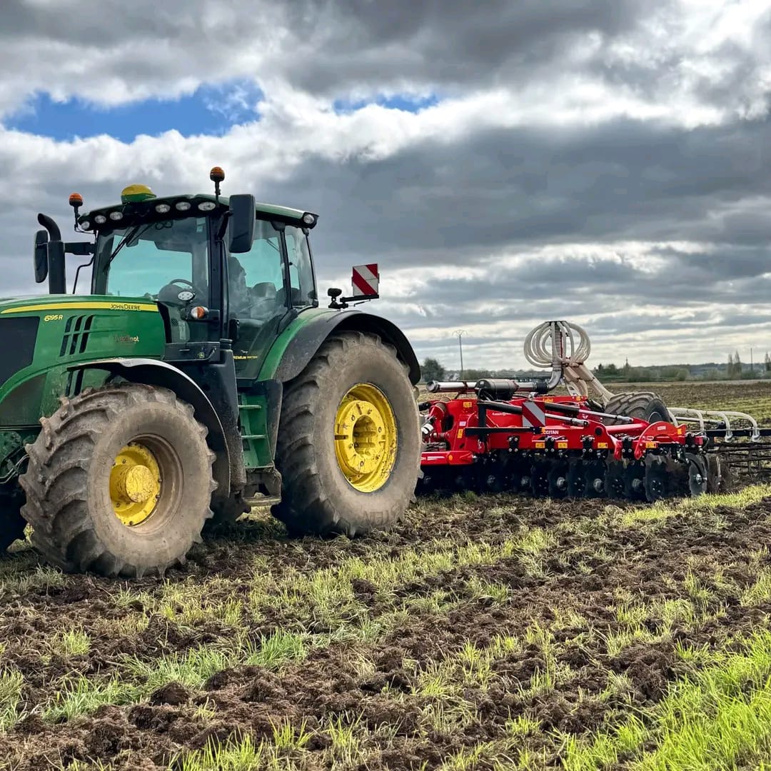 Tracteur et déchaumeur au travail dans une parcelle